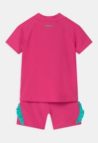 Ensemble composé d'une chemise rose à manches courtes et d'un short assorti, avec des accents aqua froncés sur le short. Fabriqué en tissu lisse et léger.