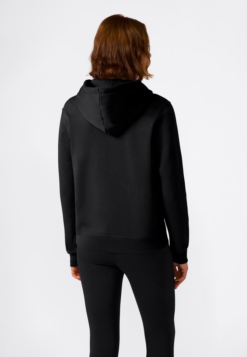 Sudadera negra con capucha, de textura suave y puños y dobladillo acanalados. La vista posterior muestra un ajuste relajado y un diseño de capucha de longitud media.