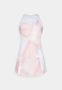 Šaty s vysokým výstrihom v bielej farbe, ktoré majú geometrický vzor svetloružových a oranžových diagonálnych pruhov, s rozšírenou sukňou a dizajnom na pretekárske chrbát.