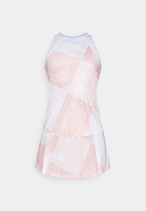 Kleita ar augstu kakla izgriezumu baltā krāsā, kurā ir ģeometrisks raksts ar gaiši rozā un oranžām diagonālām svītrām, ar platu svārku un sacīkšu aizmuguri.