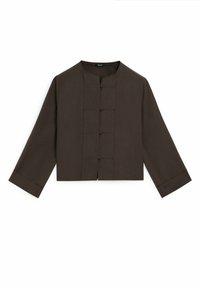 Veste courte marron avec un col rond, manches longues et cinq boutons à bascule sur le devant ; tissu lisse et léger.