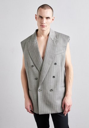 Grauer gestreifter ärmelloser Blazer mit breiten Revers, doppelt geknöpftem Verschluss und zwei Taschen. Glatter, maßgeschneiderter Stoff mit strukturiertem Design.