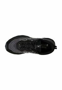 Zapatilla de trail running negra con un upper texturizado, que presenta un diseño elegante, punta reforzada y una marca prominente en el costado.