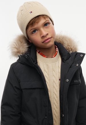 Tommy Hilfiger, KIDS' FLAG EMBROIDERY CABLE KNIT BEANIE - Плетена шапка - gentle gold heather