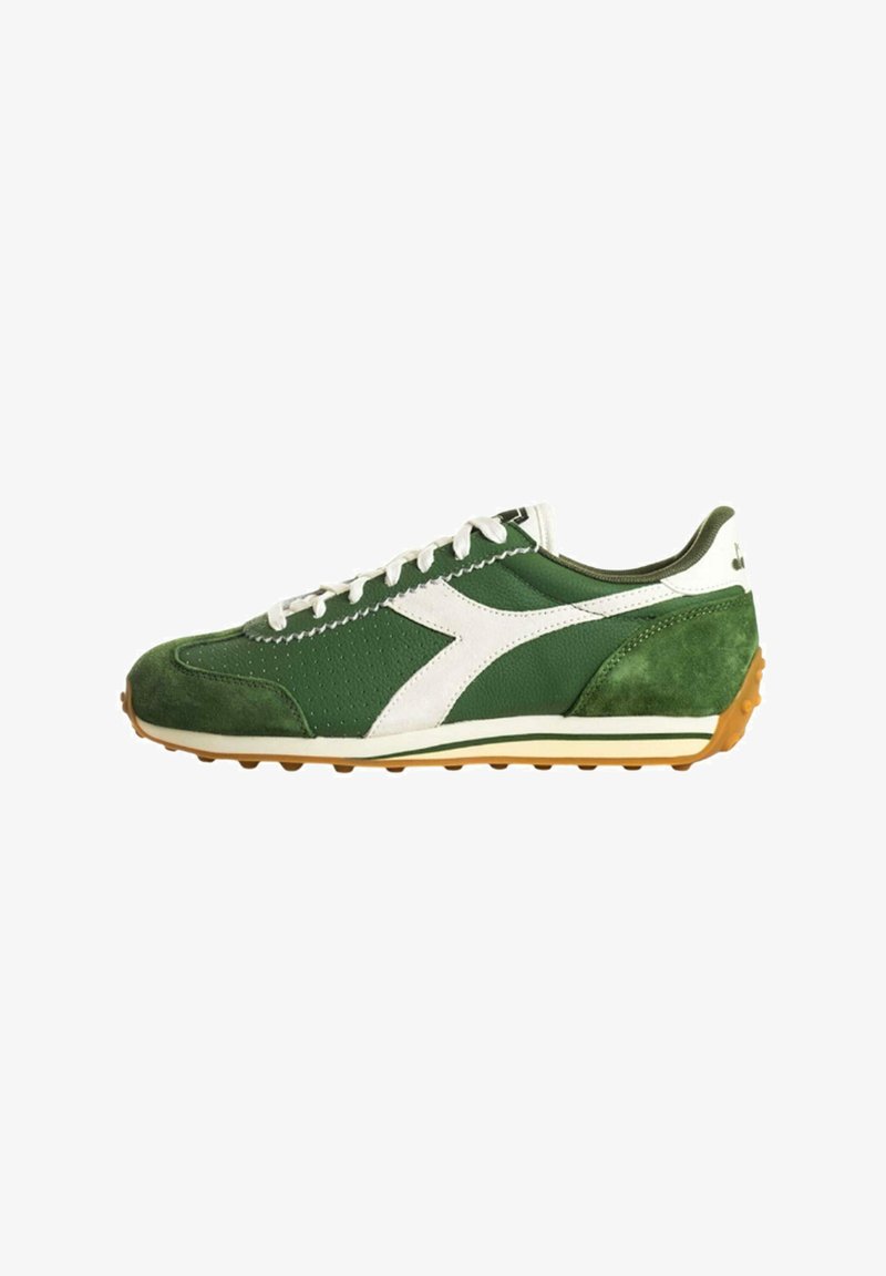 Scarpa da ginnastica bassa verde e bianca con lacci bianchi, punta e tallone in suede e suola in gomma color gomma con tacchetti antiscivolo.