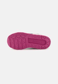 Semelle de basket avec un motif texturé, en caoutchouc rose prédominant avec des formes de bande de roulement angulaires. Comprend le nom de la marque "Saucony" en relief.