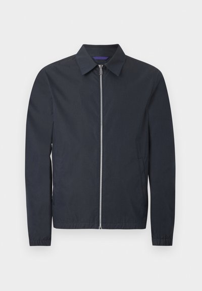 Ελαφρύ μπουφάν σε ναυτικό μπλε με πλήρες ασημί φερμουάρ μπροστά, κλασικό γιακά, μακριά μανίκια, ελαστικά μανσέτες και πλαϊνές τσέπες.