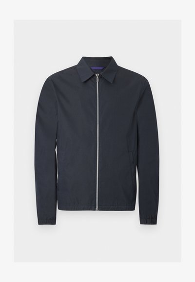 Ελαφρύ μπουφάν σε ναυτικό μπλε με πλήρες ασημί φερμουάρ μπροστά, κλασικό γιακά, μακριά μανίκια, ελαστικά μανσέτες και πλαϊνές τσέπες.