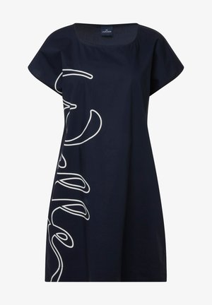 Navyblauw katoenen jurk met een vierkante halslijn en korte mouwen, met witte abstracte letters aan de voorkant.