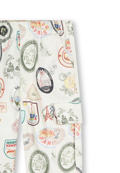 Pantalons en tissu blanc avec un motif de tampon multicolore, taille élastique et détail de poche latérale.