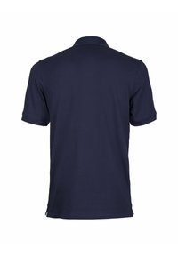Polo shirt blu navy con maniche corte e colletto. Texture liscia e dettagli di cucitura sottili al colletto e alle aperture laterali.