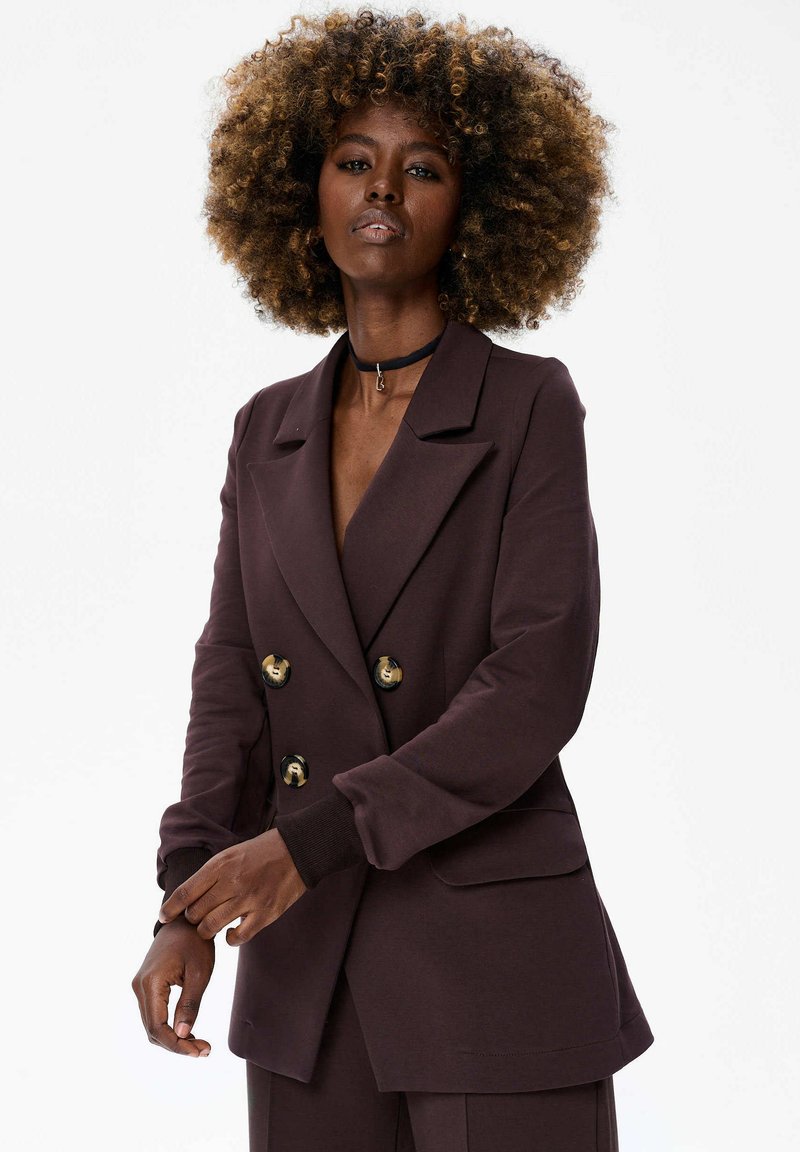 Dubbelzijdig jasje in donkerbruin stof, met gouden ronde knopen, een ontspannen fit en gestructureerde revers met een zachte textuur.