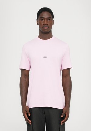 Roosa puuvillane T-särk lühikeste varrukatega, millel on keskel väike must "MSGM" logo rinnal. Sile tekstuur, ümar kaelus.