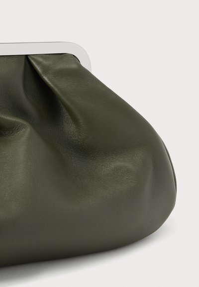 Πράσινη τσάντα χειρός από δέρμα με απαλή, ζαρωμένη υφή και ασημένιο μεταλλικό πλαίσιο. Ο σχεδιασμός διαθέτει στρογγυλεμένες άκρες και μινιμαλιστικό σχήμα.