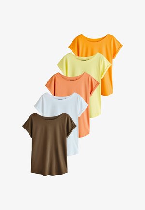 Vijf T-shirts met korte mouwen getoond, in verschillende effen kleuren: bruin, wit, perzik, geel en oranje. Katoenmengsel, comfortabele pasvorm.