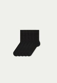 Schwarze Baumwollsocken im Fünferpack, mit einer glatten Textur, mittelhohem Design und verstärktem Zehen- und Fersenbereich für Haltbarkeit.