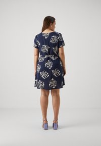 Vero Moda Curve VMCEASY DRESS - Robe de jour - darkblue