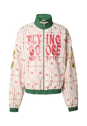 Weiße und grüne Jacke mit Muster aus roten scharfen Soßenflaschen, goldenen Streifen an den Ärmeln und rotem Schriftzug "FLYING GOOSE KEEP IT SPICY" auf der Vorderseite.