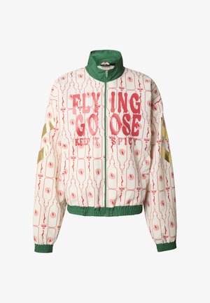 Hvid og grøn jakke med mønster af flaske med stærk rød hot sauce, guldstriber på ærmerne og rød tekst "FLYING GOOSE KEEP IT SPICY" foran.