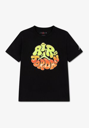 Czarny t-shirt z krótkim rękawem z kolorowym napisem „AIR JORDAN 23” oraz logo Jumpman w żółtym i pomarańczowym kolorze na piersi.