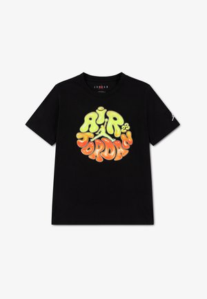 T-shirt noir à manches courtes avec le texte coloré « AIR JORDAN 23 » et le logo Jumpman en jaune et orange sur la poitrine.