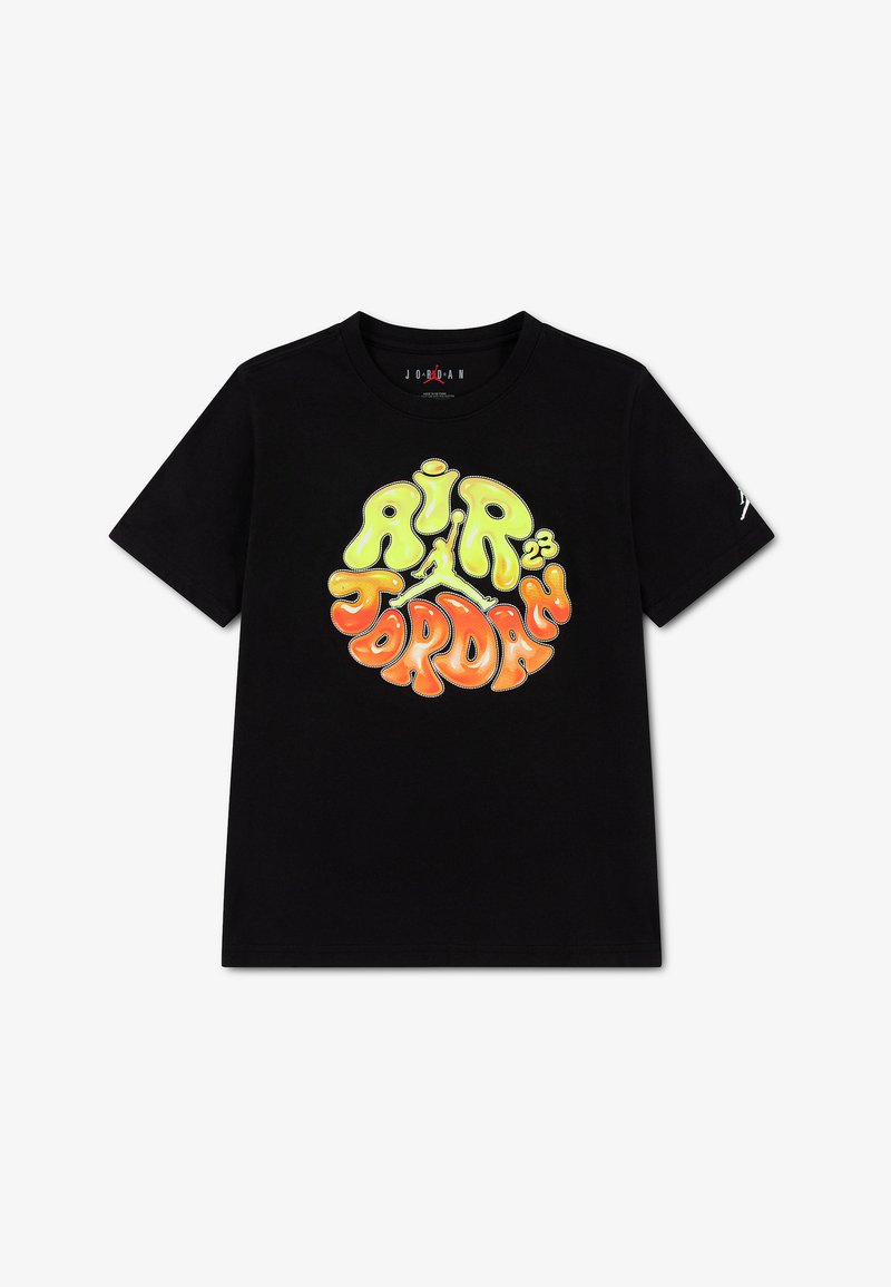 Μαύρο κοντομάνικο T-shirt με πολύχρωμο κείμενο "AIR JORDAN 23" και λογότυπο Jumpman σε κίτρινο και πορτοκαλί στο στήθος.