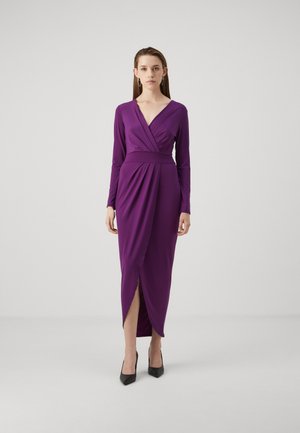 Robe longue violette à manches longues avec un décolleté en V profond, des détails drapés et une fente haute à la cuisse. Un tissu lisse et une taille cintrée créent une silhouette élégante.
