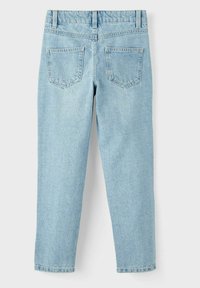 Jeans in denim azzurro chiaro con un design a gamba dritta, caratterizzati da una vita a media altezza, due tasche posteriori e un orlo pulito.