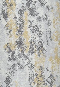 Textil con un patrón texturizado en tonos gris, amarillo y blanco. El diseño se asemeja a la piel de una serpiente con formas geométricas variadas y colores diferenciado.