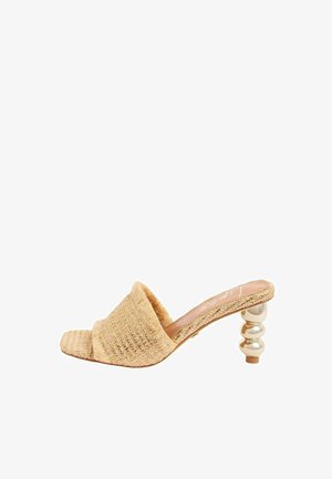 Sabot bej cu vârf deschis, împletit, cu o curea lată și toc sferic stivuit decorativ în tonuri aurii, văzut din lateral.