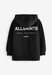 Sort hættetrøje med hvid tekst "ALLSAINTS," japanske tegn og "LONDON" på bagsiden, vist på en hvid baggrund.