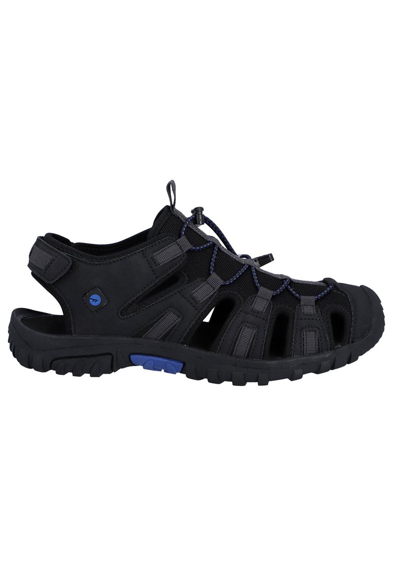 Sandalias deportivas negras con parte superior de malla, correas ajustables y suela de goma texturizada con un acento azul. Diseñadas para ser transpirables y ofrecer agarre.