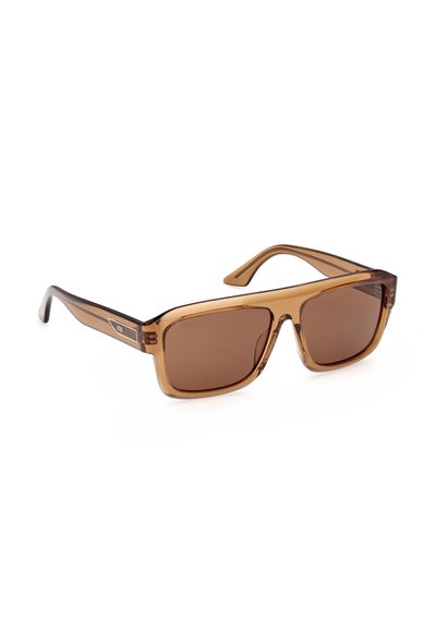 Lunettes de soleil rectangulaires marron avec une monture épaisse translucide et des verres teintés, présentées sous un léger angle sur un fond blanc.