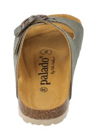 Sandal slip-on in tessuto verde con suola in sughero. Presenta una cinturina e una fibbia marroni, con una soletta morbida color beige e logo all'interno.