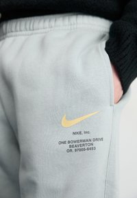 Nike Sportswear JOGGER   - Treniņtērpa apakšdaļas - light pumice