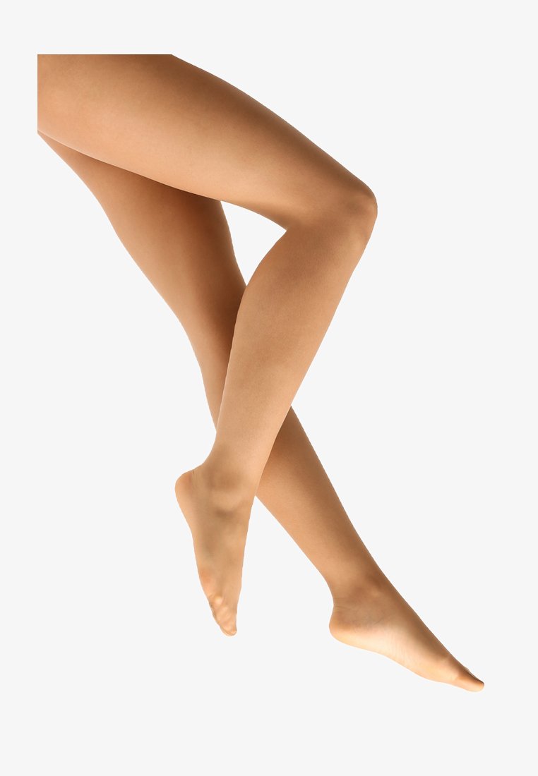 Durchsichtiges, nacktes Strumpfhosenpaar, glatte Textur, weiche Oberfläche, figurbetontes Design mit einem leichten Glanz. Positioniert auf Beinen, die sich an den Knöcheln kreuzen.
