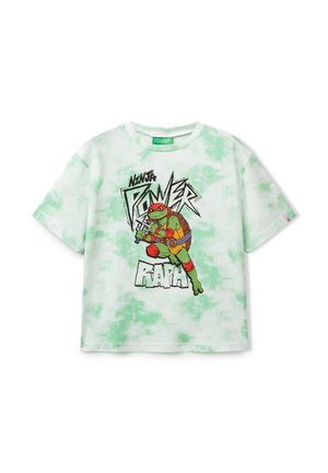 Grünes Batik-T-Shirt mit einem Grafikdesign eines grünen Schildkrötencharakters, der eine Waffe hält, mit dem Text "Ninja Power" und "Raph" in fettem Schwarz.