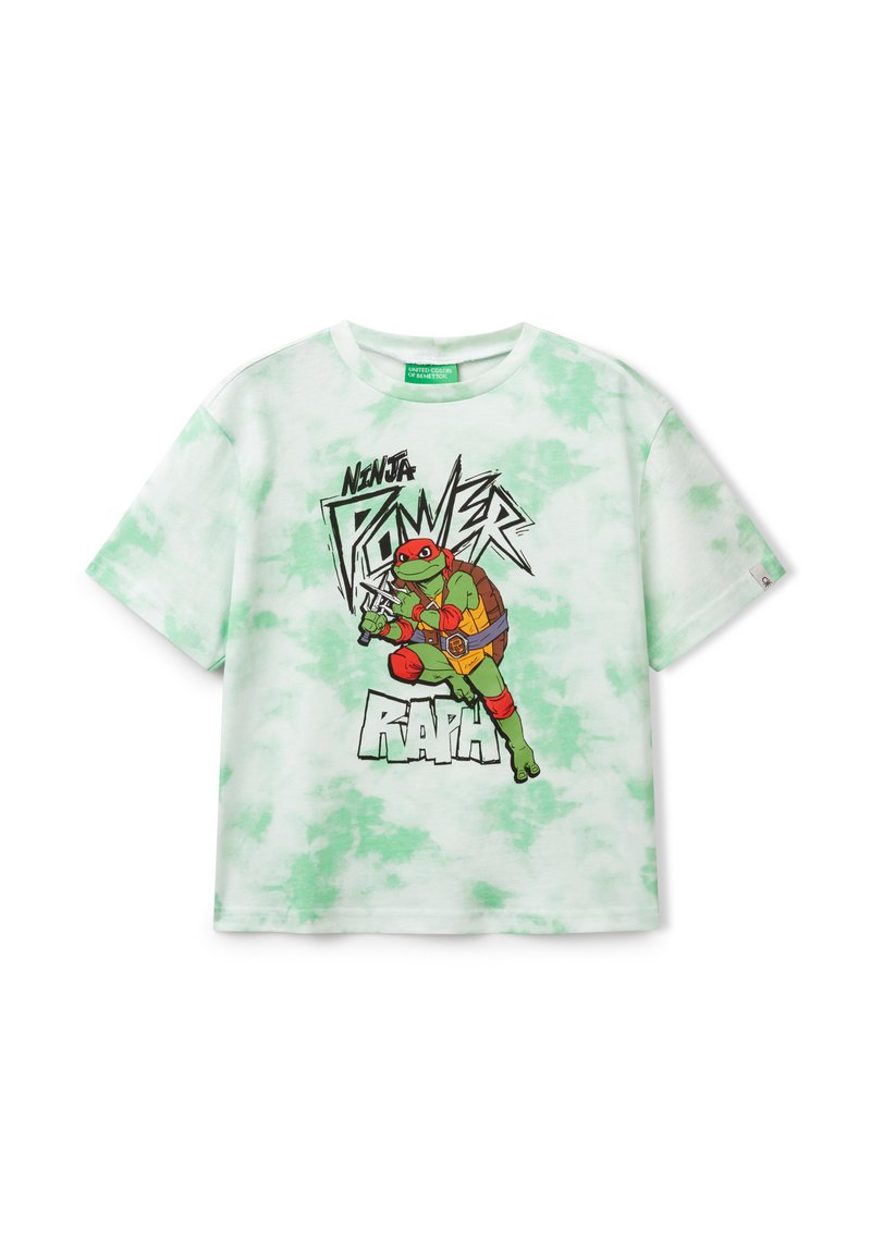 Camiseta verde con diseño de tie-dye que presenta un gráfico de un personaje tortuga verde sosteniendo un arma, con el texto "Poder Ninja" y "Raph" en negrita negra.
