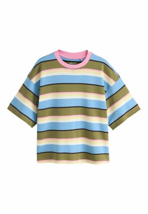 Raidallinen t-paita sinisenä, vihreänä, vaaleanpunaisena ja kermaisena. Siinä on lyhyet hihat, pyöreä pääntie ja pehmeä puuvillamateriaali.