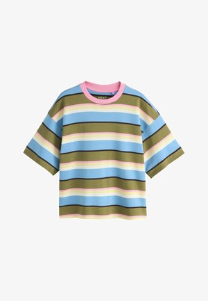 Raidallinen t-paita sinisenä, vihreänä, vaaleanpunaisena ja kermaisena. Siinä on lyhyet hihat, pyöreä pääntie ja pehmeä puuvillamateriaali.