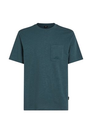 Teal katoen t-shirt met korte mouwen, ronde hals en een borstzak aan de linkerkant. Kenmerkt zich door een subtiele logo-opdruk boven de zak.