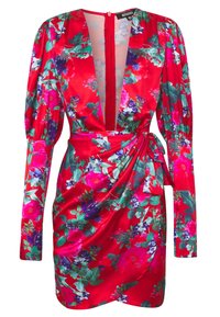 Robe en satin rouge à fleurs avec de longues manches bouffantes, décolleté en V profond, design croisé et lien à la taille ; présente des motifs floraux vibrants en rose et vert.