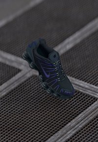 SHOX TL - Sporta apavi - dark smoke grey/court purple