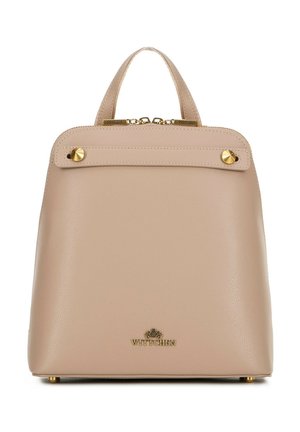 Sac à dos en cuir beige au fini lisse, avec des accents en matériel doré, une poignée supérieure et un logo à l'avant. Forme rectangulaire avec une fermeture zippée.