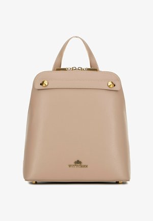 Mochila de cuero beige con textura suave, detalles en hardware dorado, asa superior y un logo en la parte delantera. Forma rectangular con cierre de cremallera.