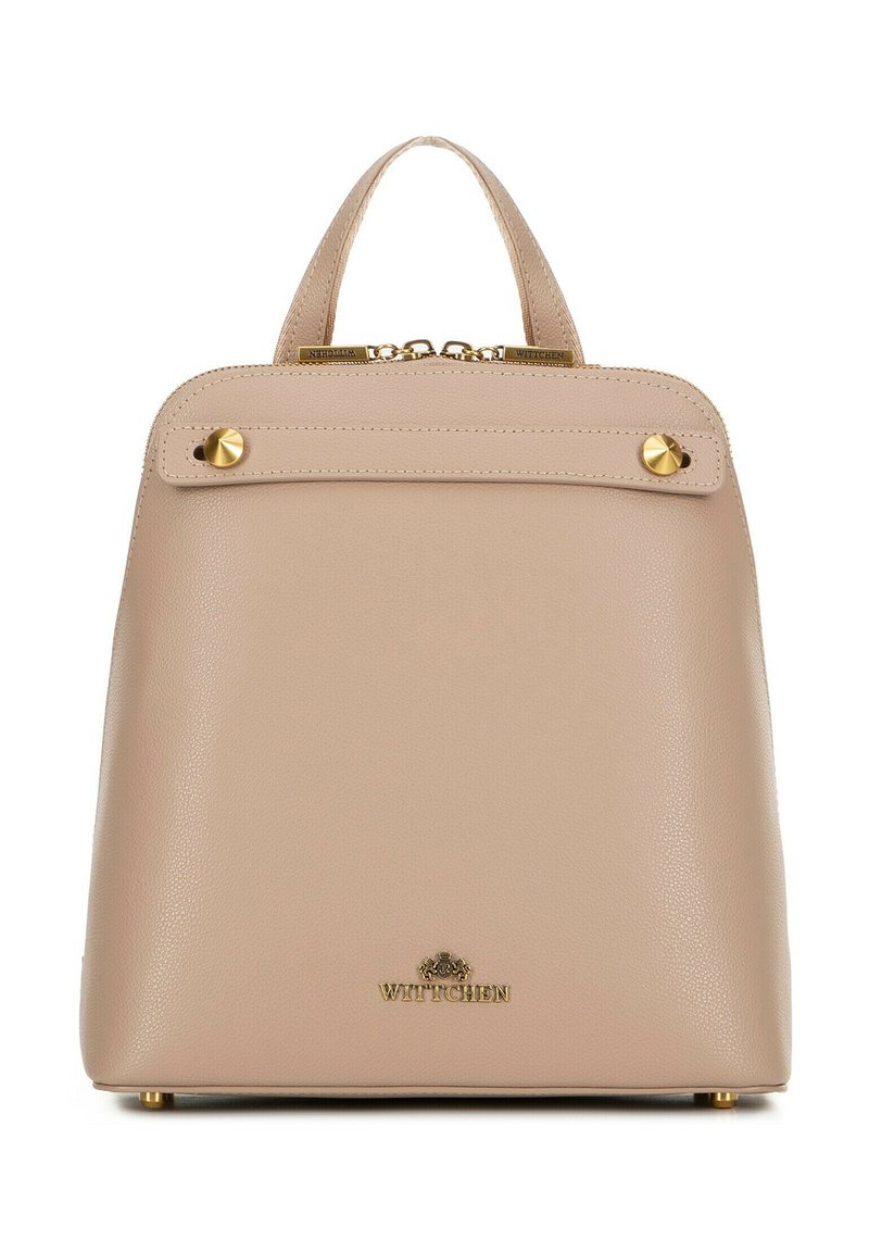 Beżowy plecak skórzany o gładkiej strukturze, z złotymi akcentami, górnym uchwytem oraz logo z przodu. Prostokątny kształt z zamkiem błyskawicznym.