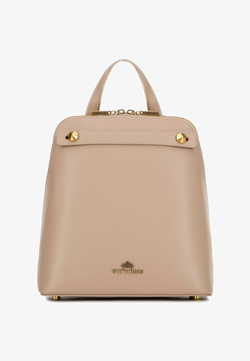 Beżowy plecak skórzany o gładkiej strukturze, z złotymi akcentami, górnym uchwytem oraz logo z przodu. Prostokątny kształt z zamkiem błyskawicznym.