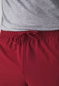 New Balance ESSENTIALS SHORT - Spordišortsid - mercury red