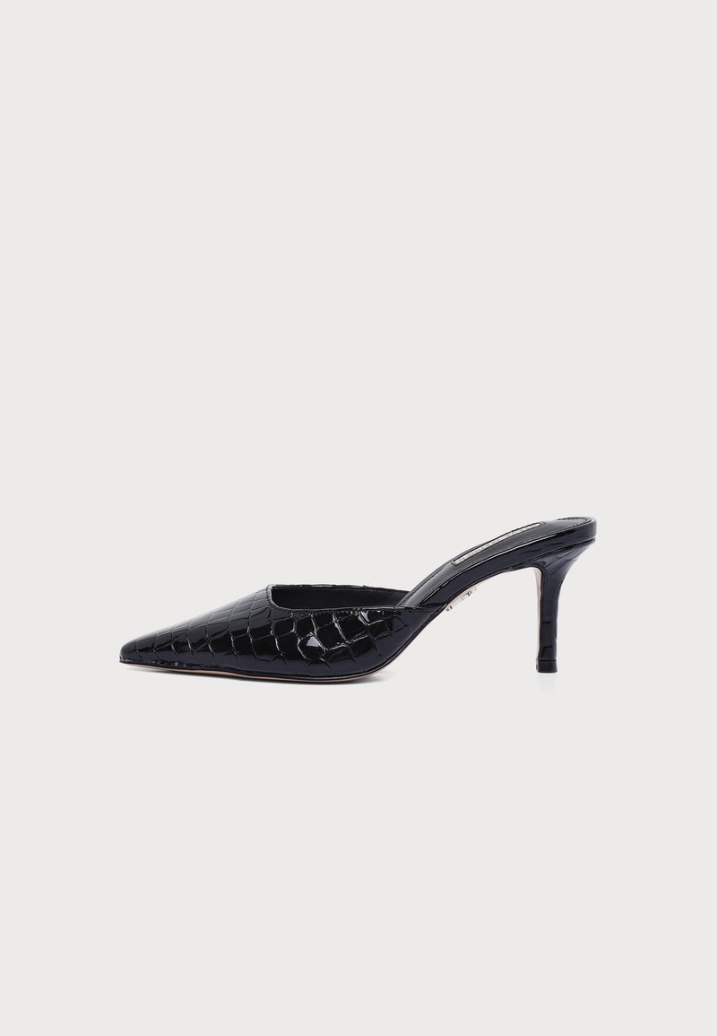 Mule noire à bout pointu avec une texture croco et un talon fin de hauteur moyenne sur fond blanc uni.