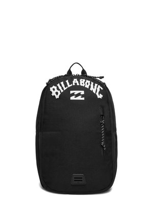 Czarny plecak z białym logo Billabong, przednią kieszenią na zamek, górnym uchwytem i małą prostokątną naszywką blisko dołu.